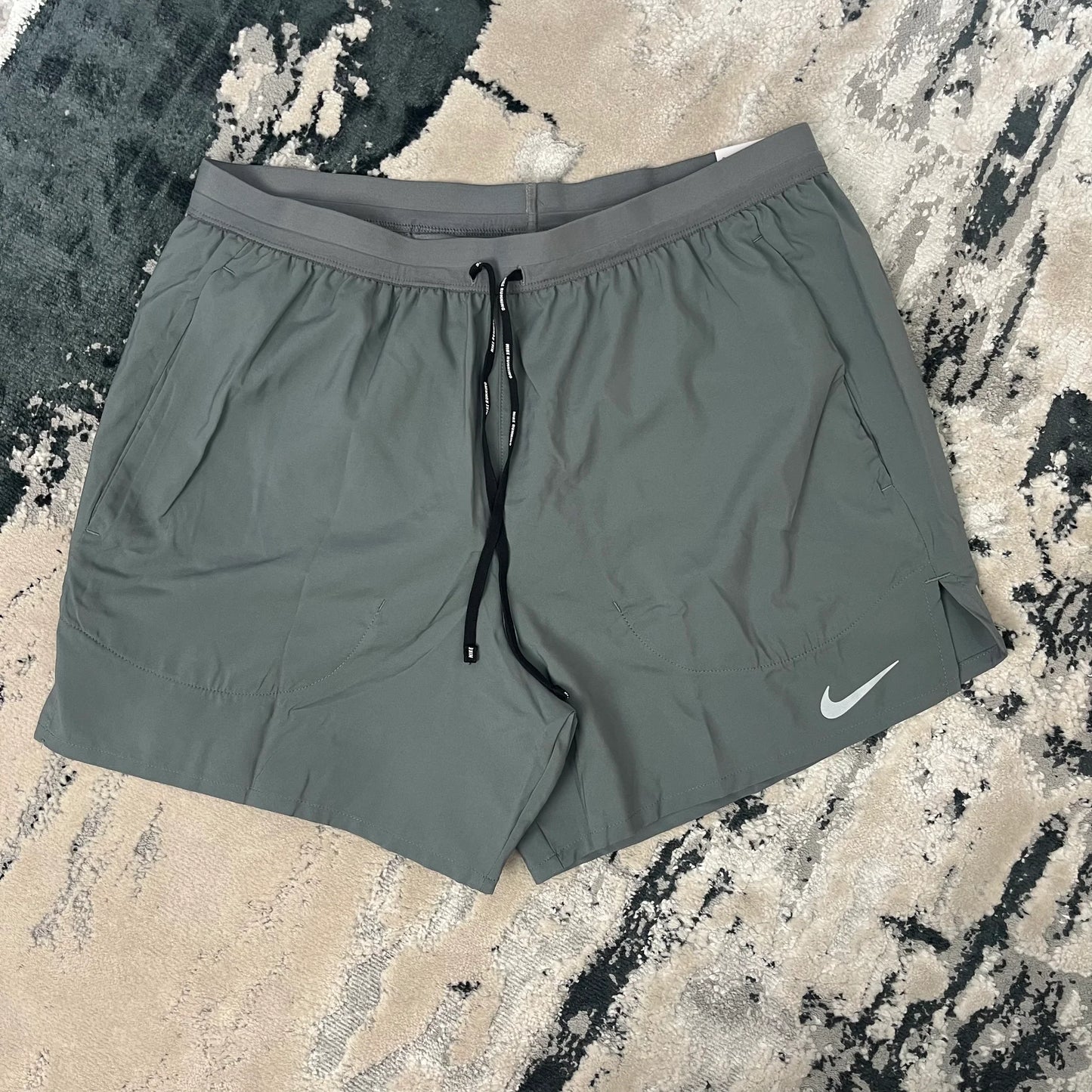 NIKE - FLEX STRIDE SHORTS GREY 5INCH ASIA SIZING